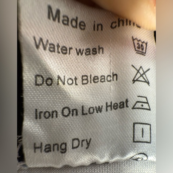 Stylish Black and White Patterned Top - Picture 6 of 12